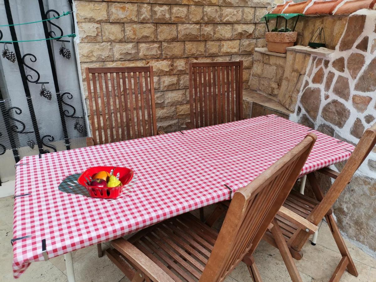 Apartment Alena With Terrace And Garden Center Jelsa Jelsa (Hvar) Exterior foto